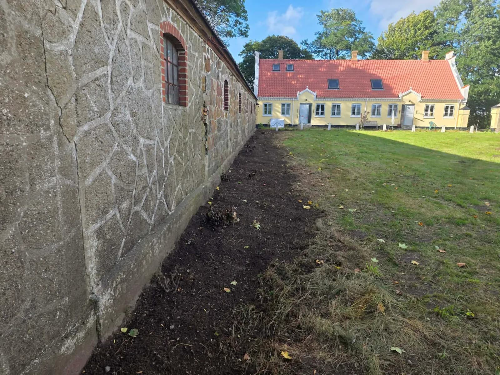 Samme mur med frilagt bed og opskåret kant efter oprydningen
